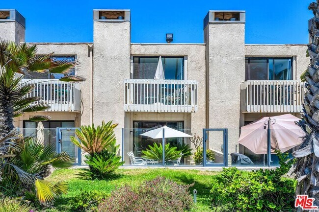 Building Photo - 7301 Vista Del Mar