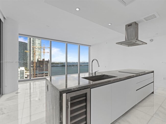 Building Photo - 700 NE 26th Terrace