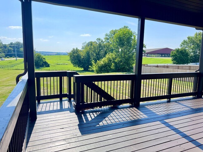 Building Photo - Beautiful Home Located in Farmington Subdivision. 3 Bedrooms, 3.5 baths, Bonus with Wet Bar!
