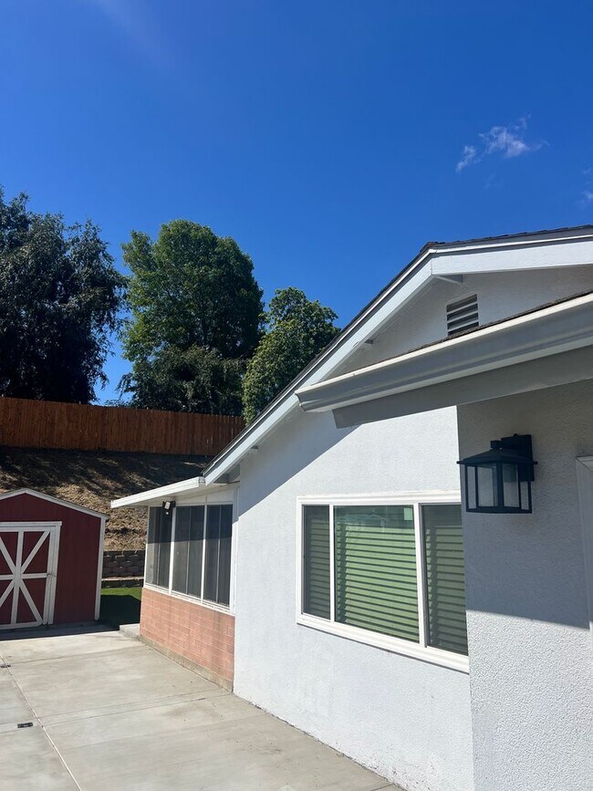 Building Photo - 3 bedroom, 2 bath with 2 bonus rooms and huge fenced yards!