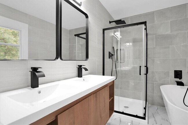 Building Photo - 2271 Cresta Dr