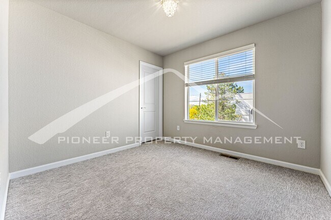 Building Photo - Gorgeous Townhouse with Washer/Dryer and C...