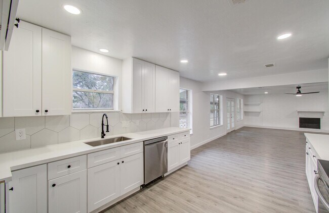Building Photo - 809 Brook Hollow Dr