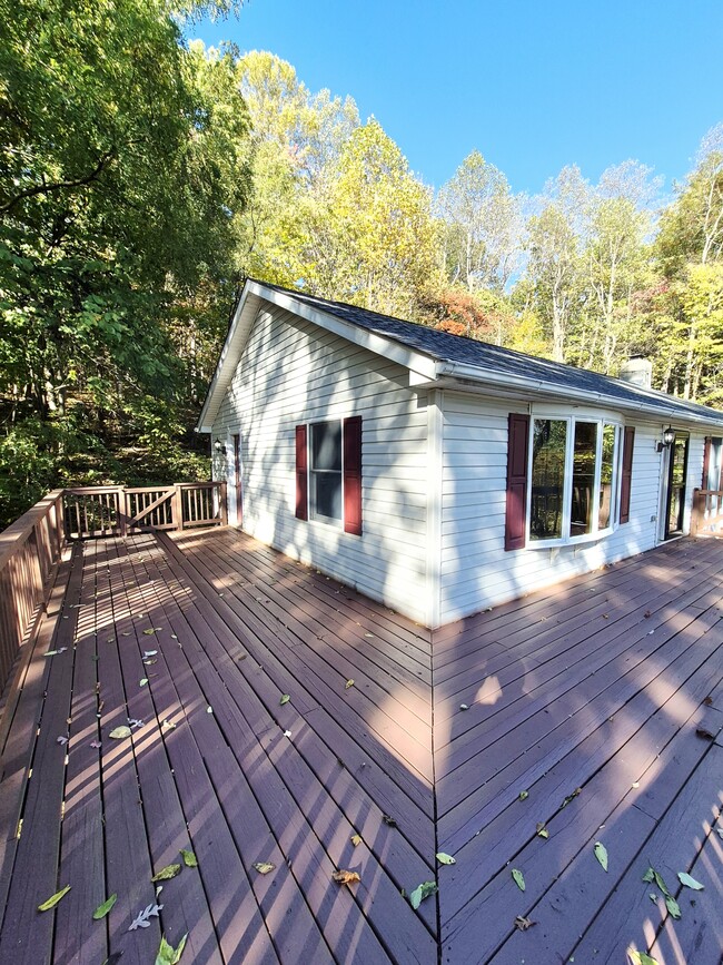 Building Photo - 976 Snow Mountain Rd