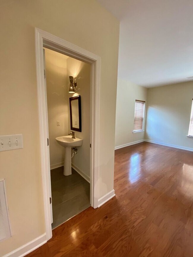 Building Photo - Modern 2BR/2BA Home Near BNA – Open Concep...