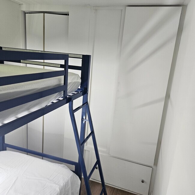 Building Photo - 220 Gumlog Dr