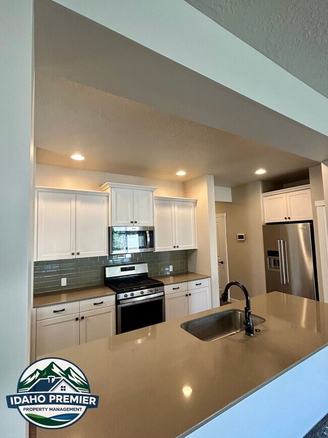 Building Photo - 2052 E Sharptail St