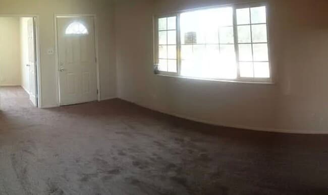 Building Photo - 3 Bedroom 1 1/2  Bath Home In Tehachapi