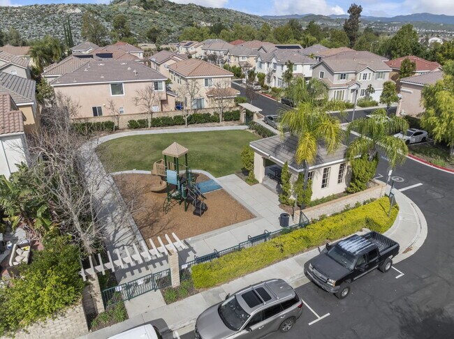 Building Photo - "Charming 3-Bedroom Haven with 2.5 Baths in Santa Clarita – Spacious 1694 Sq Ft Home Awaits!"