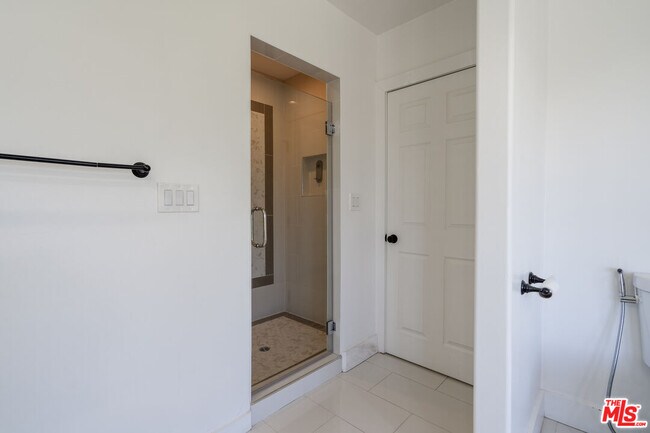 Building Photo - 5026 Medina Rd