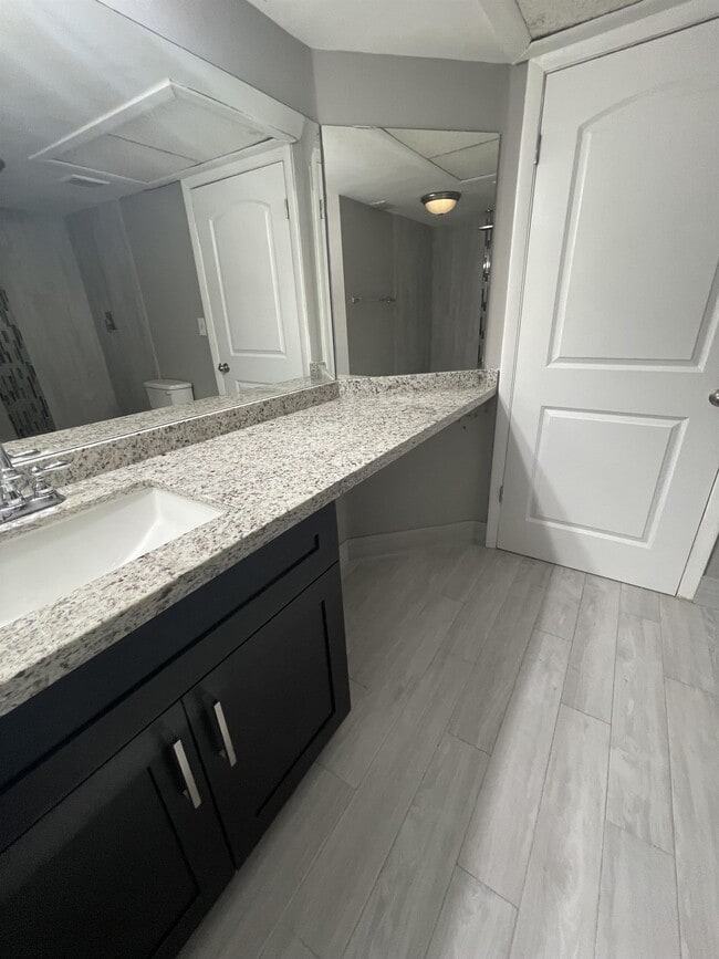 Building Photo - 2820 N Oakland Forest Dr