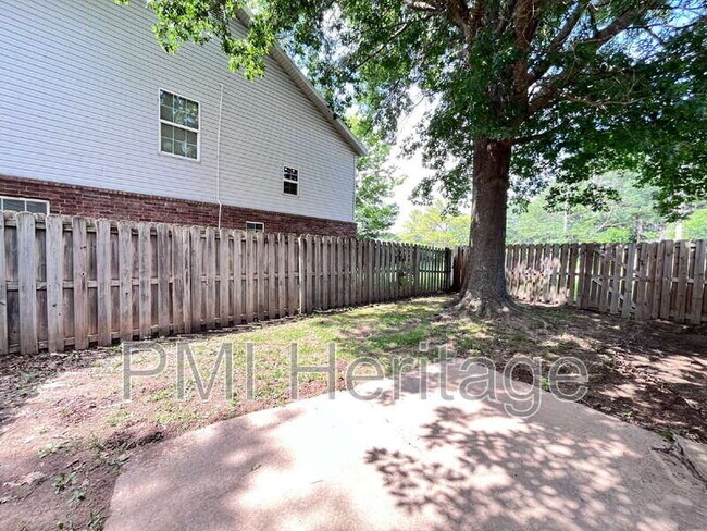 Building Photo - 886 N Daisy Ln