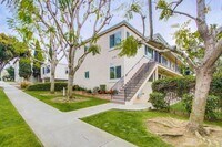 Building Photo - Spacious 2 Bed / 1 Bath Apartment in the Heart of South Park!