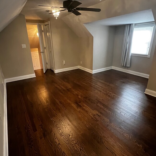 Building Photo - 122 Village Cir E