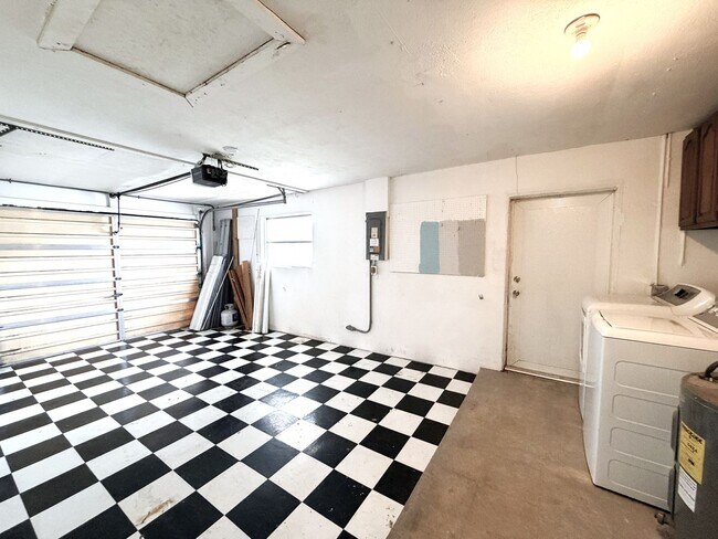 Building Photo - 3/2/1 car garage in S. Ft. Myers Off Cypress Lake!