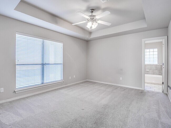 Building Photo - 4 Bedrooms/2 Baths/3Car - Deer Creek Schools - Gated Community of North Roselake Villas