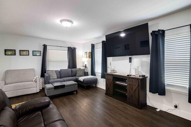 Building Photo - 915 3rd St