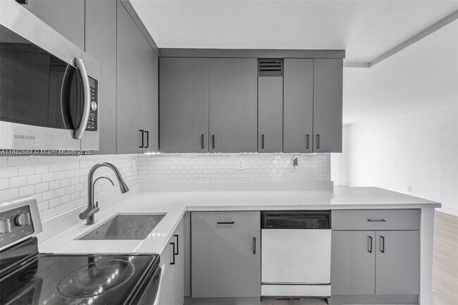 Building Photo - 6900 Bay Dr