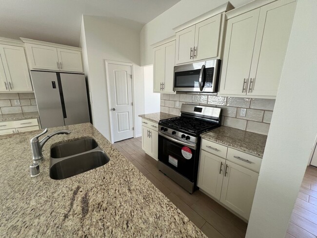 Building Photo - Stunning 3 bedroom, 3 bathroom home locate...