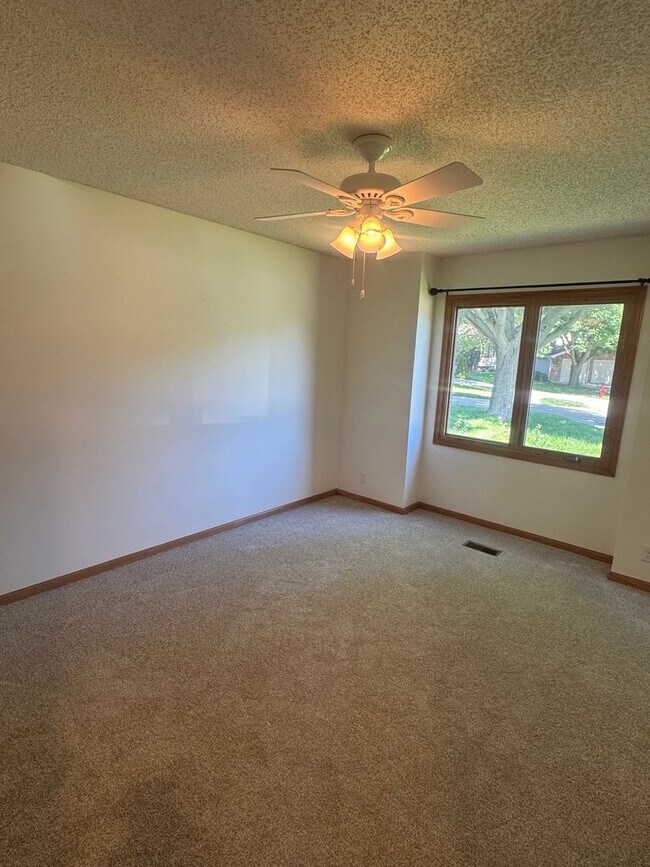 Building Photo - Exceptional 3+! Bedroom Inside & Out on a Private Cul-de-Sac Lot