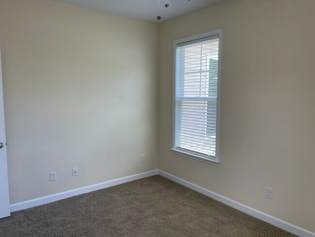 Building Photo - 3 Bedroom 2 Bathroom House with Large Fenc...