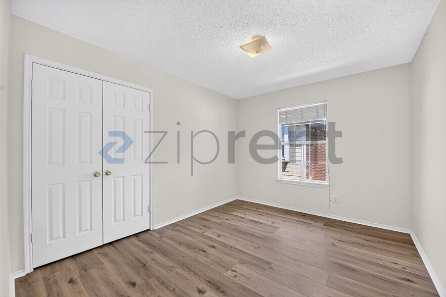 Building Photo - Unit