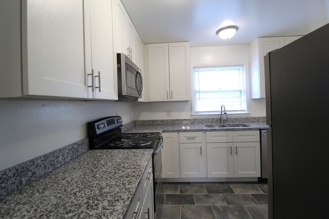 Building Photo - 3 Bedroom 2 Bath Home In Overland Park