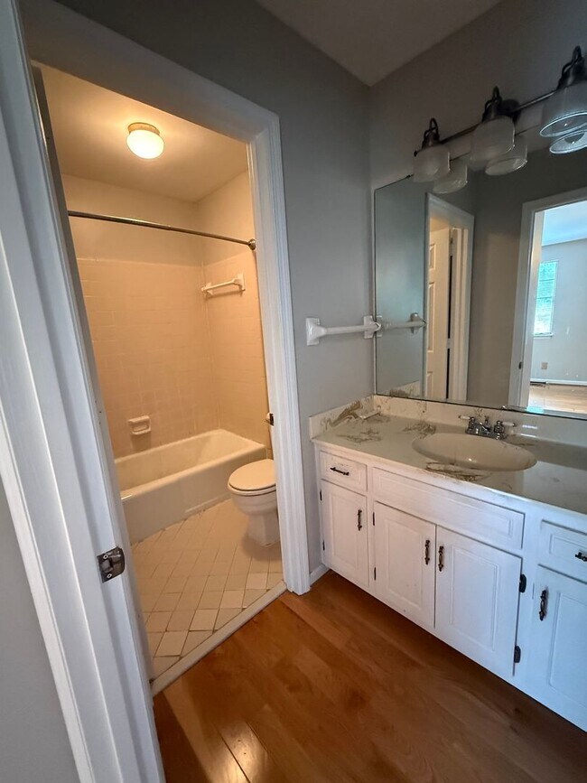 Building Photo - Beautifully Updated Brentwood Pointe Townhome