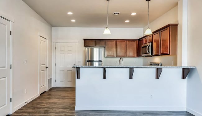 Building Photo - Stylish Townhome with Room to Relax & Ente...