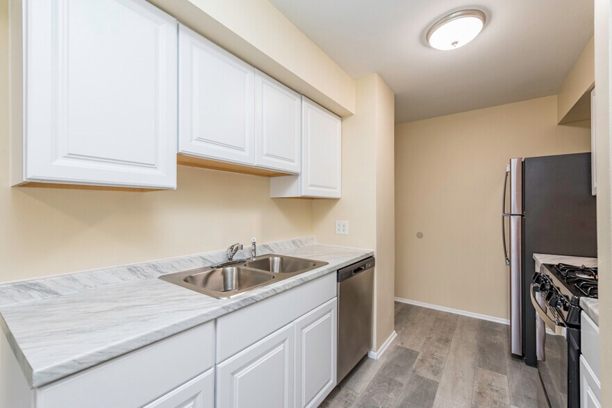 Building Photo - 2634 Woodview Ct