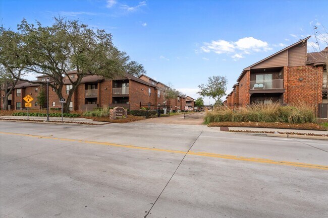 Building Photo - 3100 Walnut Bend Ln