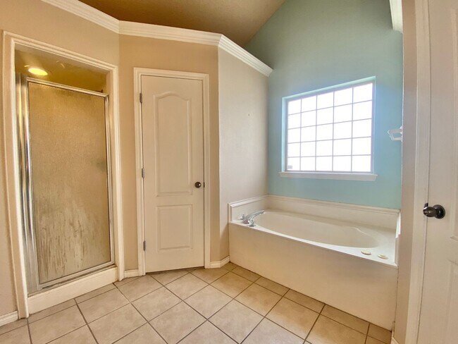 Building Photo - Great 3 bed 2 bath now available in Frensh...