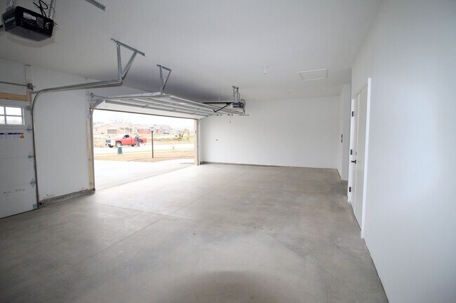 Building Photo - 2206 Rocky Ln