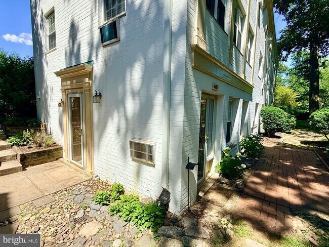 Building Photo - 1628 Ripon Pl