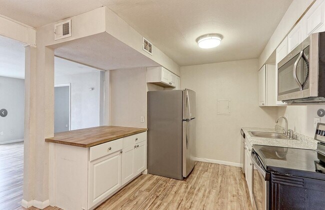 Building Photo - Well maintained Condo Westminster