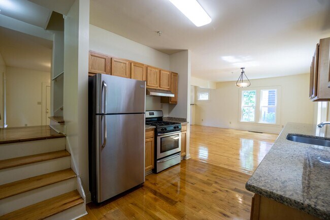 Building Photo - Available 8/1/26 - Single Family Home With...
