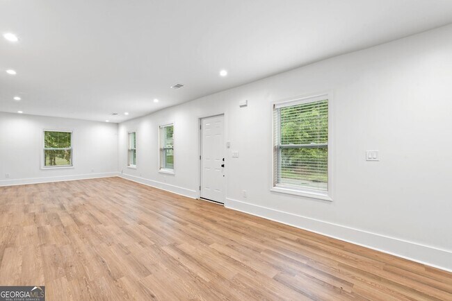 Building Photo - 636 Francis Pl NW