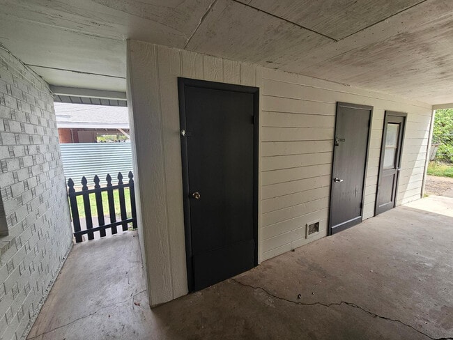 Building Photo - 2141 E Osborn Rd