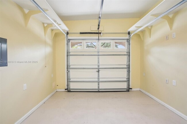 Building Photo - 6621 La Mesa Rd