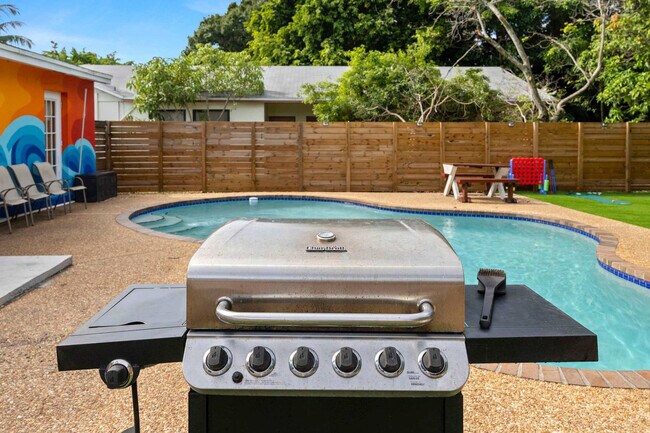 Building Photo - 1425 NE 5th Terrace