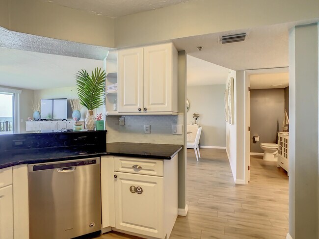 Building Photo - 1851 Jimmy Buffett Mem Hwy