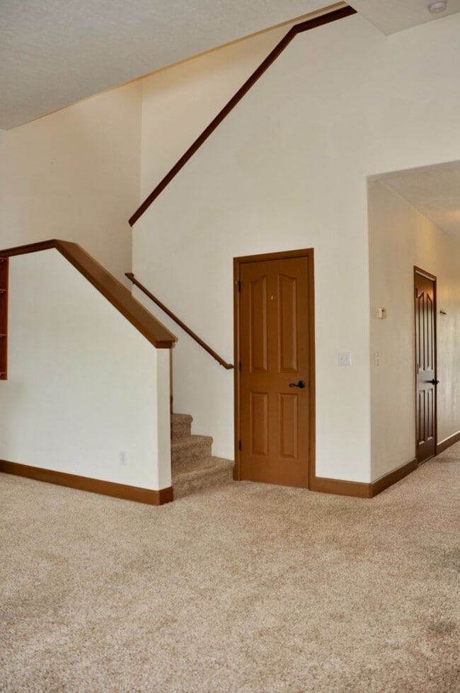Building Photo - 3 bed 2.5 bath Townhome with A/C & gas fireplace