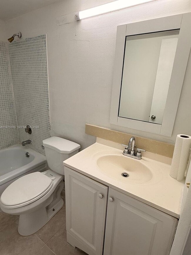 Building Photo - 210 Canterbury J