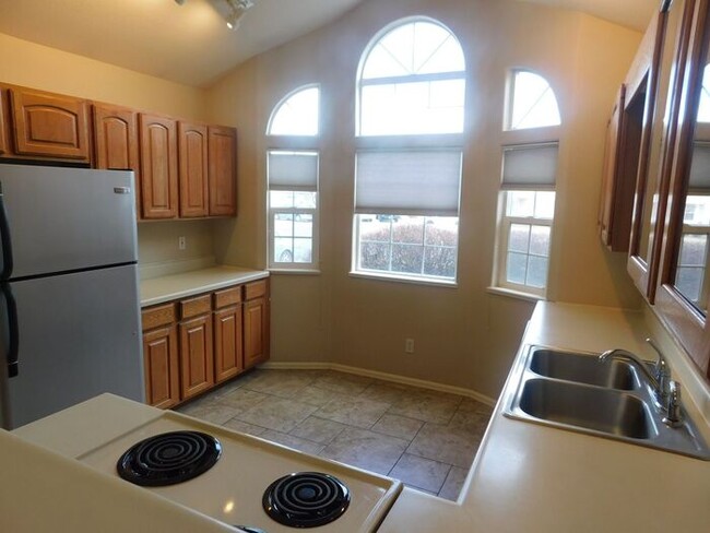 Building Photo - 3 bedroom home with fenced yard and garage...