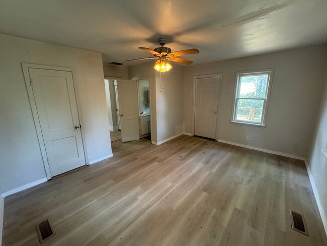 Building Photo - LEASING