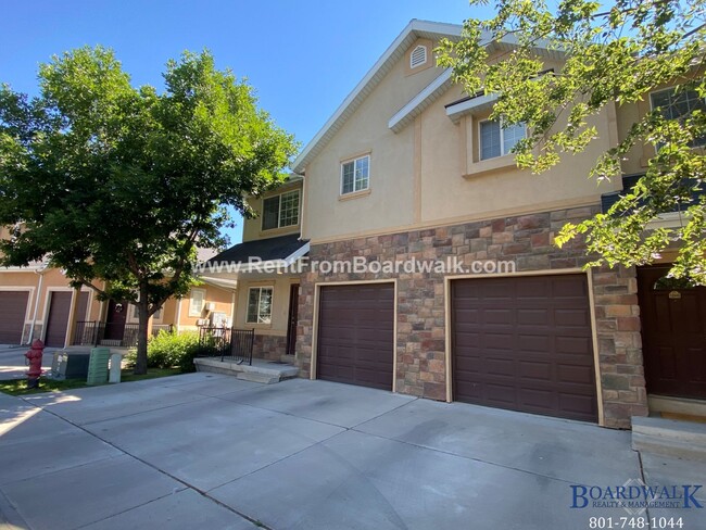 Building Photo - Beautiful 3 Bedroom Townhome End Unit in D...