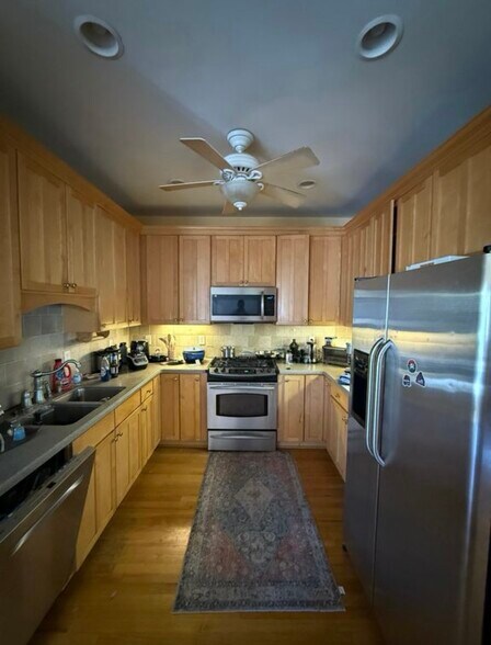 Building Photo - 2470 Vivian Cir