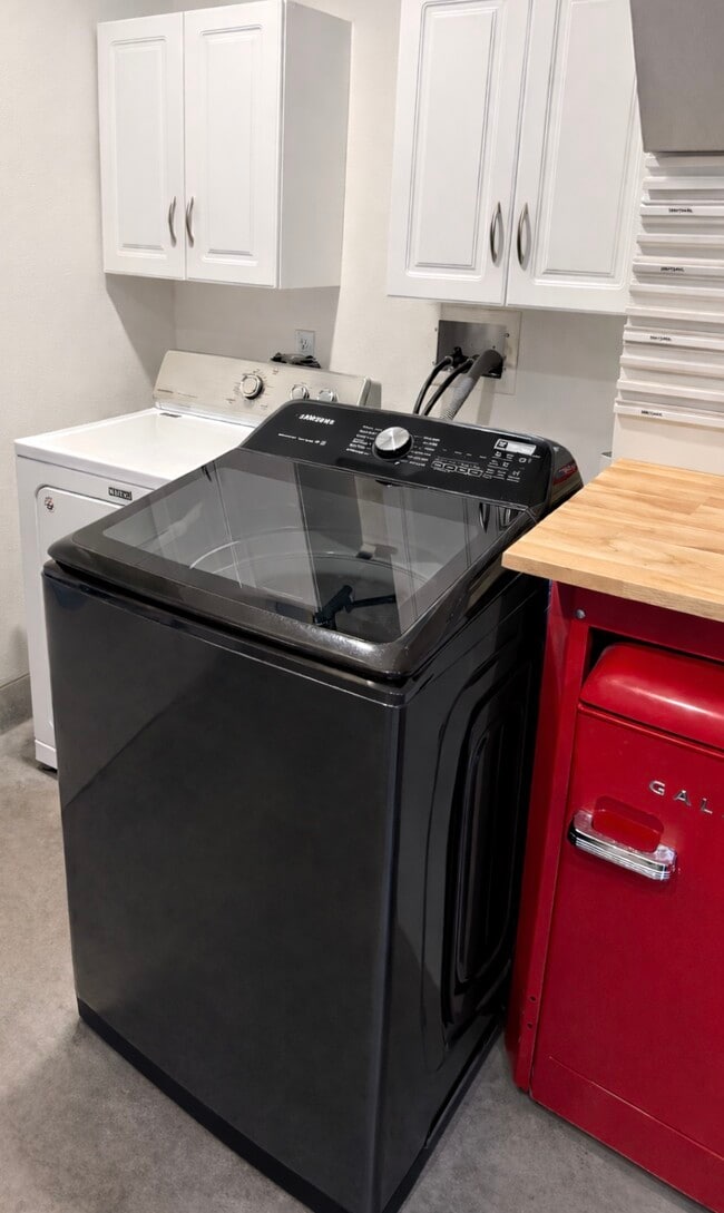 Building Photo - 8432 Weatherwood St