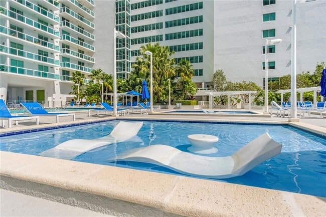 Building Photo - 1800 N Bayshore Dr