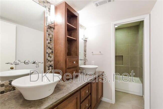 Building Photo - 82 Montre Square NW